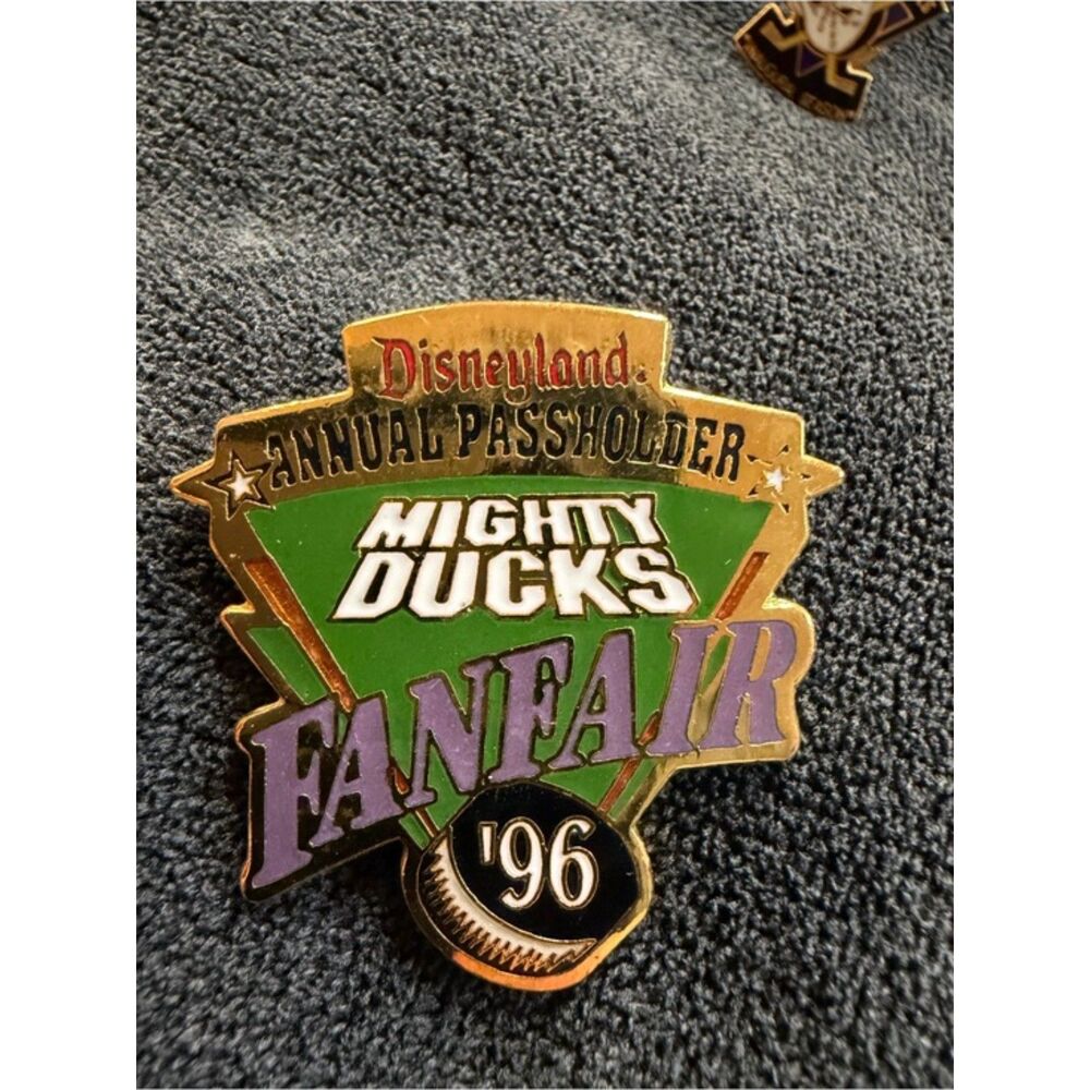 NHL Disneyland Annual Passholder Anaheim Mighty Ducks Fanfair 1996 Pin